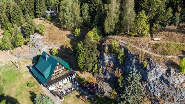 Vogelperspektive auf die "Pension am Felsen"