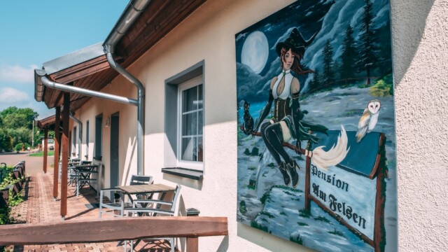 Nahaufnahme: Gästehaus Am Felsen in Königshütte, am Harzer Hexenstieg mit Gästehaus und Restaurant + Terassen