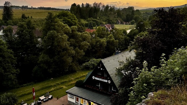 Abendstimmung mit Blick auf "Pension am Felsen"